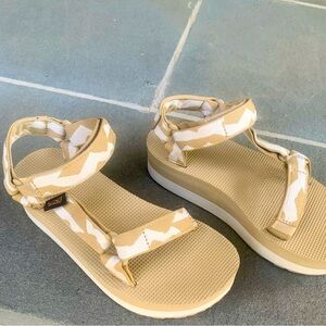 Teva women’s Universal sandal